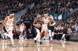 华体会体育-雄鹿击败马刺，字母哥表现全面领军