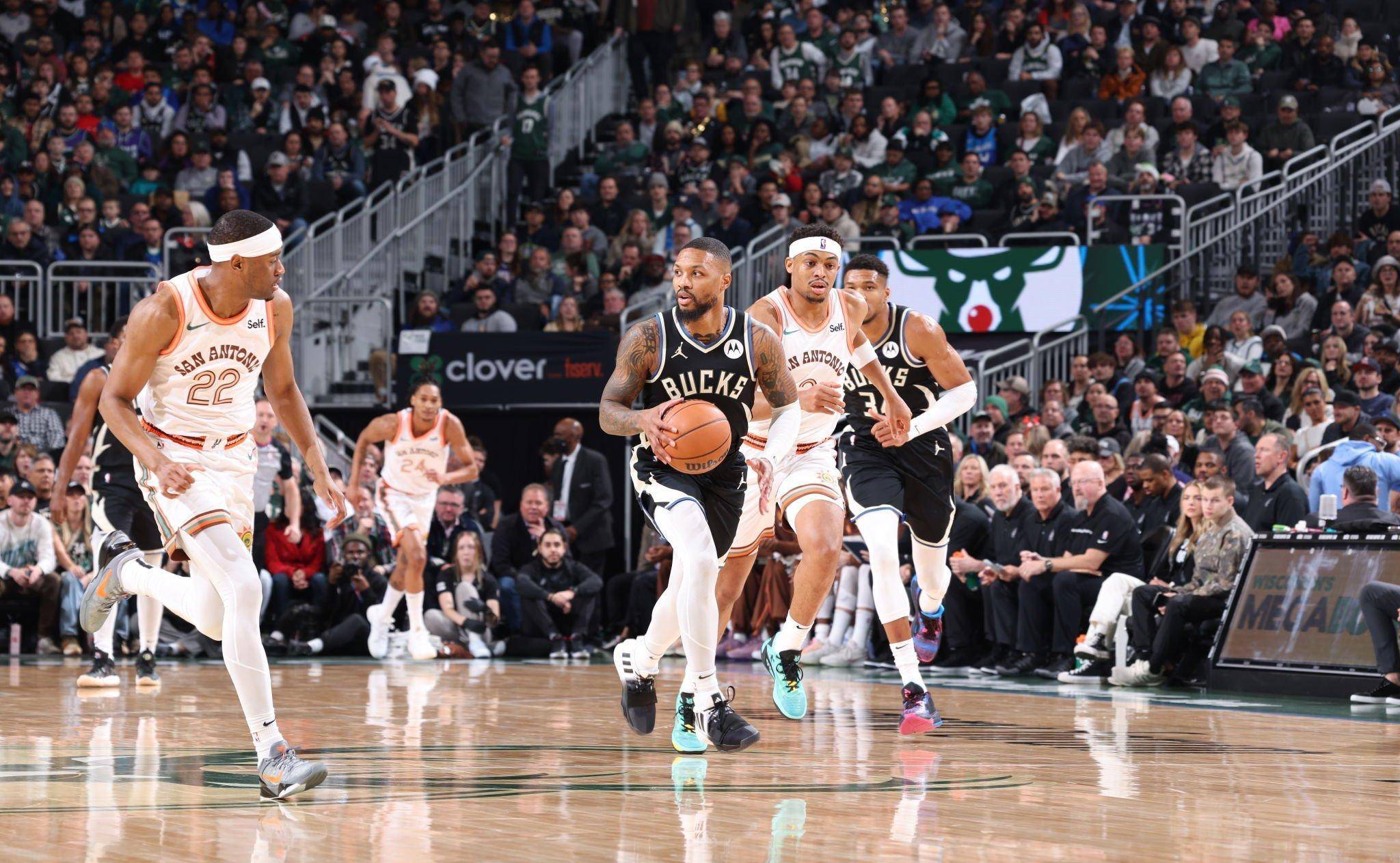 雄鹿击败马刺,字母哥表现全面领军 雄鹿击败马刺,字母哥表现全面领军