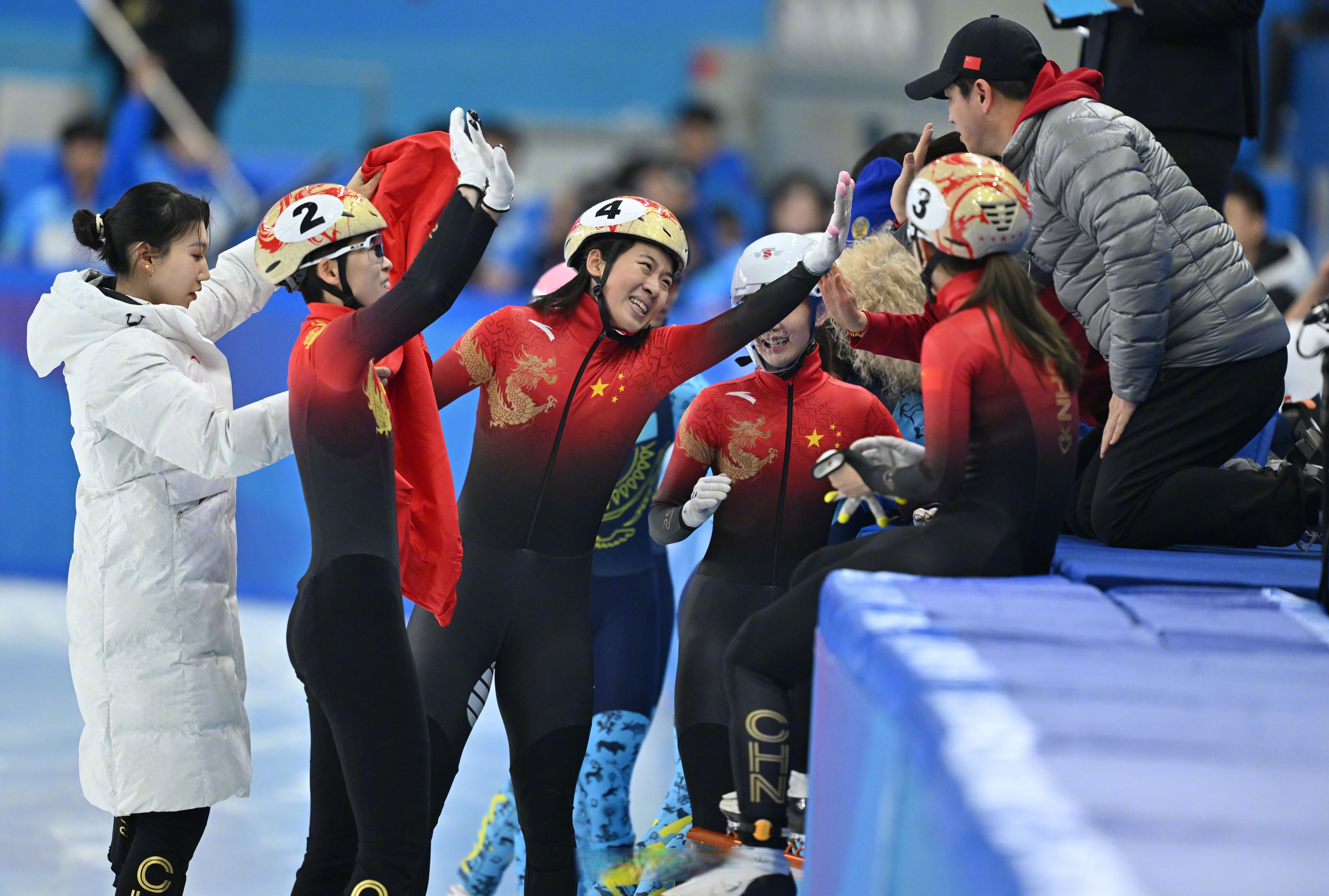 瑞典代表团在速滑比赛中夺得冠军