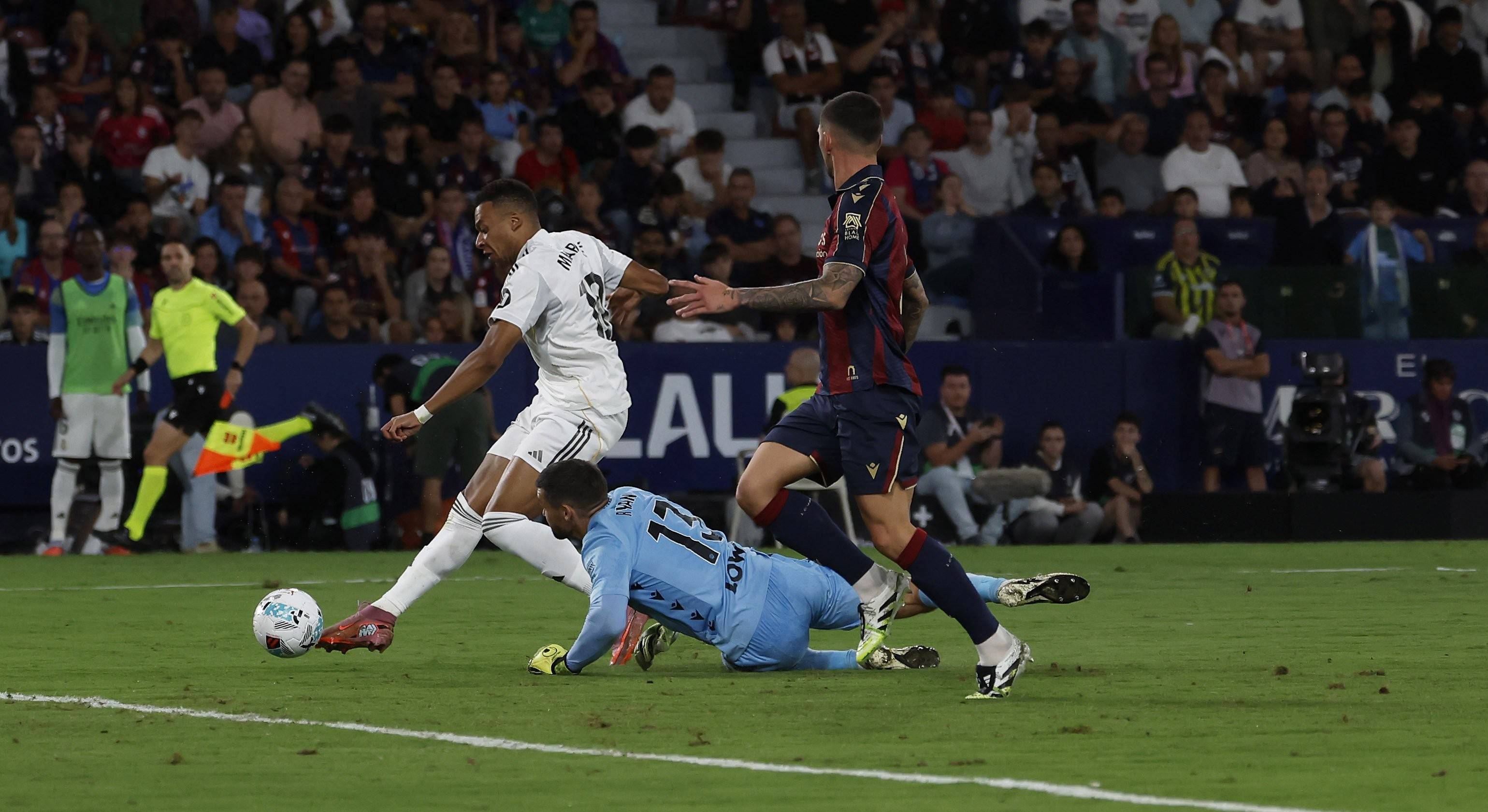 西班牙轻取美国,姆巴佩三分雨点燃全场 西班牙轻取美国,姆巴佩三分雨点燃全场